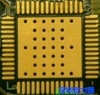 這是最不好的通孔設(shè)計，貫穿通孔直接擺放于QFN的接地散熱墊上，制造上無法確保其錫量，也就無法確保焊接良好。