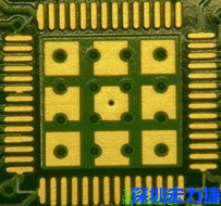 這個通孔的設(shè)計勉強可以接受，只剩下正中間一個通孔沒有塞孔，而且孔徑也變小了。