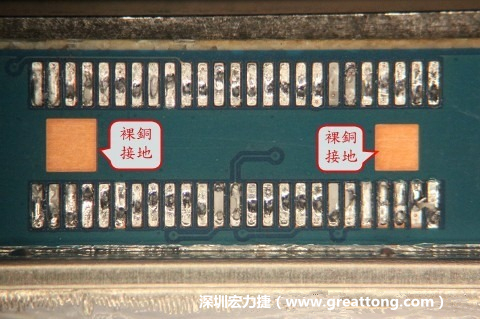 把板對板連接器全部移除，發(fā)現(xiàn)其下方板子共有兩個裸銅的方形設(shè)計。