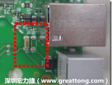 有人認為電容旁邊已經(jīng)有螺絲將電路板固定于機殼上了，不應該發(fā)生電路板彎曲的現(xiàn)象才對。