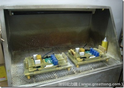 使用噴涂(Spraying)方式作業(yè)conformal coating時，需設(shè)備抽真空的設(shè)備，否則噴涂的物質(zhì)會飄散到空氣當(dāng)中，影響人體的健康。