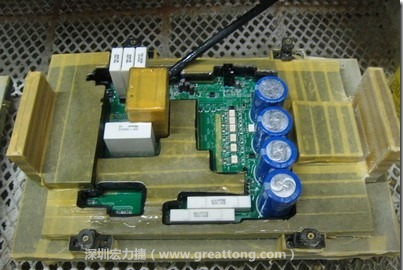 Conformal coating噴涂作業(yè)時可以使用治具把一些不可以噴涂到的地方及零件覆蓋起來，以免絕緣物質(zhì)噴涂到一些需要作導(dǎo)電接觸的地方。