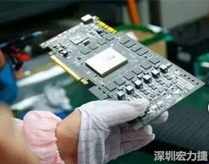 在當(dāng)前的產(chǎn)業(yè)鏈整合和協(xié)同發(fā)展創(chuàng)新的戰(zhàn)略轉(zhuǎn)型期，PCB高密度化和PCB新功能化和智能化，輕、薄、細(xì)、小的發(fā)展帶來的產(chǎn)品散熱、精密布局、封裝設(shè)計(jì)等也為上游CCL產(chǎn)業(yè)的創(chuàng)新提出了更為嚴(yán)苛的要求。