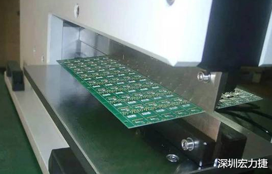 基本上V-Cut就是破壞板子結(jié)構(gòu)的元兇，因為V-Cut就是在原來一大張的板材上切出溝槽來，所以V-Cut的地方就容易發(fā)生變形。