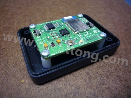 熱熔膠的牢固程度，對于非高振動的應(yīng)用來說已經(jīng)很足夠，而且如果你想要讓盒子另作他途，支架也可以拿掉，用酒精磨擦即可移除熱熔膠。