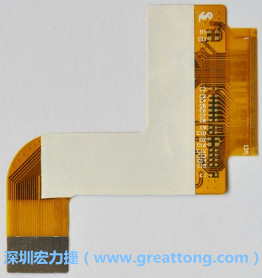 FPCB并非可無限制撓曲，為避免過度撓曲拉扯造成銅箔斷裂，一般在較長條型板材會貼附補強貼片。