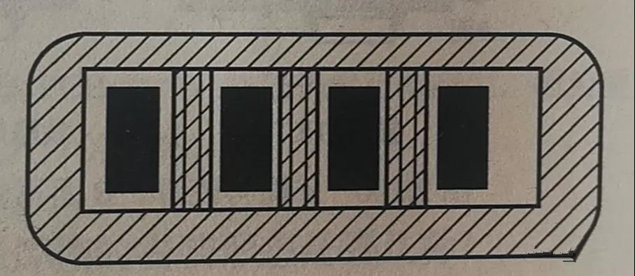 在兩個焊盤之間有導(dǎo)線通過時，應(yīng)采取PCB阻焊設(shè)計，以防止焊接短路